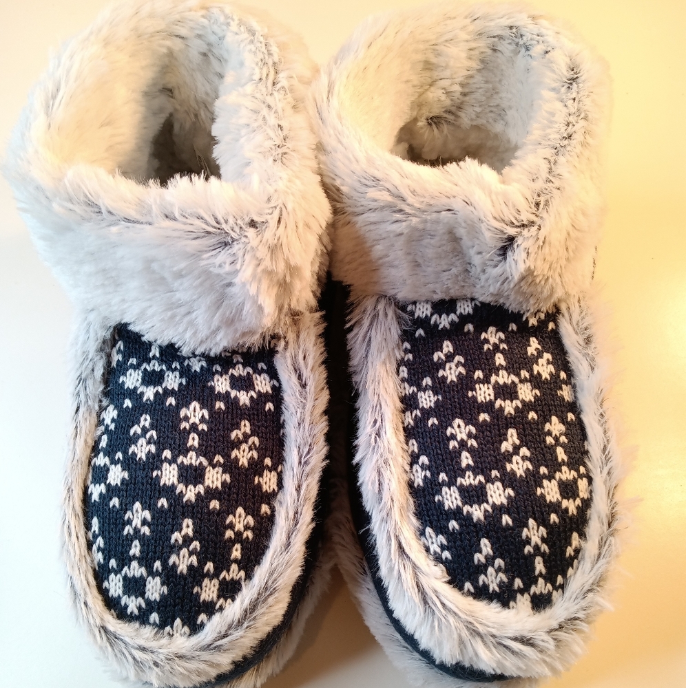 closed slippers blue color size M